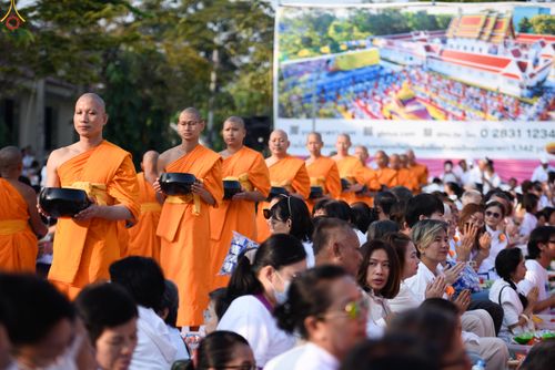 ภาพ No.297612:วันที่ 18 มกราคม พ.ศ. 2569 พิธีตักบาตรพระธรรมยาตรา ณ วัดโบสถ์บน ต.บางคูเวียง จ.นนทบุรี อนุสรณ์สถานลำดับที่ 4 สถานที่เกิดด้วยกายธรรม ในโครงการธรรมยาตรา กตัญญูบูชา มหาปูชนียาจารย์ พระมงคลเทพมุนี(สด จนฺทสโร) พระผู้ปราบมาร อนุสรณ์สถาน 7 แห่ง ปีที่ 14