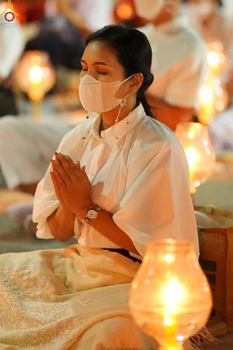 ภาพ No.73491:พิธีจุดประทีปถวายเป็นพุทธบูชา และบูชาธรรมมหาปูชนียาจารย์ ในโครงการธรรมยาตรากตัญญูบูชา มหาปูชนียาจารย์ พระมงคลเทพมุนี(สด จนฺทสโร) พระผู้ปราบมาร ปีที่ 11 ณ อนุสรณ์สถานลำดับที่ 4 สถานที่เกิดด้วยกายธรรม วัดโบสถ์ (บน) บางคูเวียง อ.บางกรวย จ.นนทบุรี วันที่ 21 