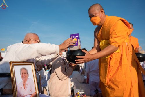 ภาพ No.74834:พิธีตักบาตรพระธรรมยาตราฯ ในโครงการธรรมยาตรากตัญญูบูชา มหาปูชนียาจารย์ พระมงคลเทพมุนี(สด จนฺทสโร) พระผู้ปราบมาร ปีที่ 11 ณ อนุสรณ์สถานลำดับที่ 5 สถานที่เผยแผ่วิชชาธรรมกายครั้งแรก อนุสรณ์สถานบางปลา วัดบางปลา อ.บางเลน จ.นครปฐม วันที่ 29 มกราคม พ.ศ. 2566