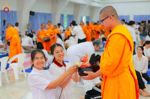 ภาพ No.321896:วันที่ 12 เมษายน พ.ศ.2569 ตักบาตรสงกรานต์ฉลองสามเณรใหม่  ณ ศูนย์ปฏิบัติธรรมระยอง(บ้านช่องลม)