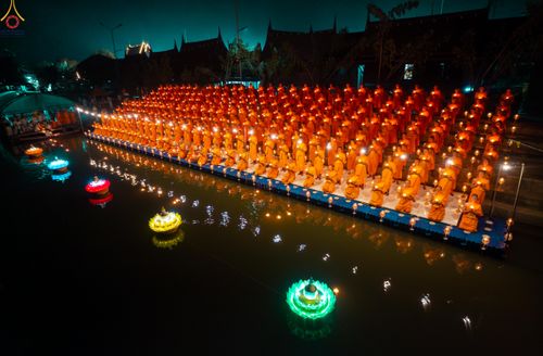 ภาพ No.294165:วันที่ 13 มกราคม พ.ศ. 2569 พิธีจุดประทีปถวายเป็นพุทธบูชา และบูชาธรรมมหาปูชนียาจารย์  (ภาพชุดที่ 2) ณ วัดสองพี่น้อง ต.ต้นตาล อ.สองพี่น้อง จ.สุพรรณบุรี ในโครงการธรรมยาตรา กตัญญูบูชา มหาปูชนียาจารย์ พระมงคลเทพมุนี(สด จนฺทสโร) พระผู้ปราบมาร อนุสรณ์สถาน 7 แห่