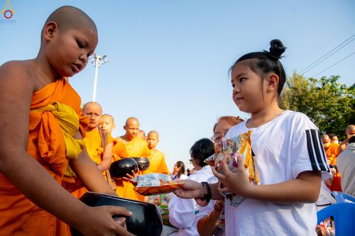 ภาพ No.282741:วันเสาร์ที่ 20 ธันวาคม พ.ศ.2568 พิธีตักบาตรพระ 10,000 รูป (ชุด 2) เนื่องในโอกาส 194 ปี จังหวัดกาญจนบุรี และอุทิศส่วนกุศลให้แด่บรรพชนทั้งหลาย บริเวณถนนสองแคว (Skywalk) เมืองกาญจนบุรี