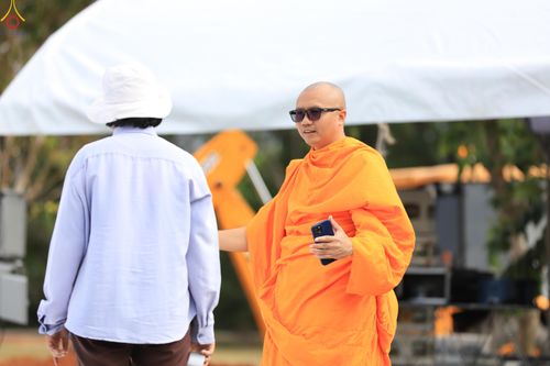 ภาพ No.280847:วันที่ 27 ธันวาคม พ.ศ.2568 คณะสงฆ์และเจ้าหน้าที่ทุกสังกัด ช่วยกันเตรียมงานตักบาตรพระ 1,000 รูป จ.สตูล