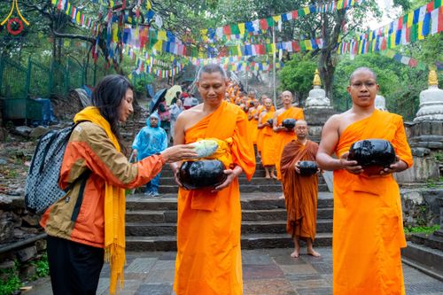 ภาพ No.317141:วันจันทร์ที่ 30 มีนาคม พ.ศ.2569 จาริกบิณฑบาตสยมภูนาทสู่พระราชวังหนุมานโดกา ประเทศเนปาล