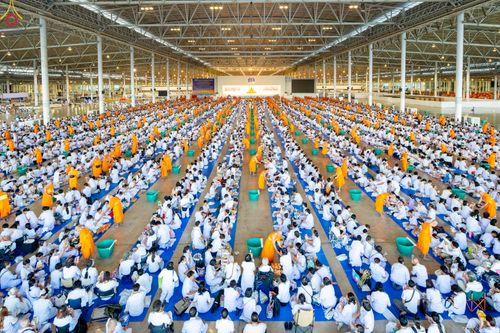 ภาพ No.311453:วันอาทิตย์ต้นเดือนที่ 1 มีนาคม พ.ศ.2569 พิธีตักบาตร และ พิธีบูชาข้าวพระ ณ สภาธรรมกายสากล วัดพระธรรมกาย