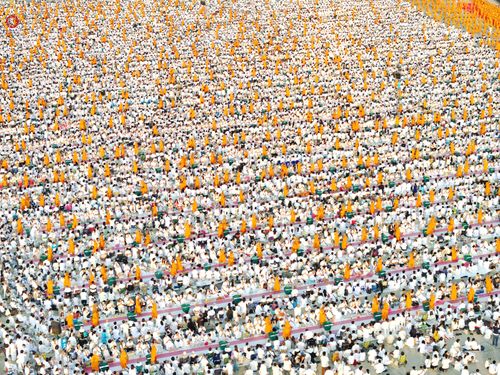 ภาพ No.279817:วันที่ 1 มกราคม พ.ศ.2569 พิธีตักบาตรในวันขึ้นปีใหม่ ณ ลานธรรม วัดพระธรรมกาย