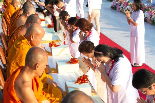 ภาพ No.282643:วันเสาร์ที่ 20 ธันวาคม พ.ศ.2568 พิธีตักบาตรพระ 10,000 รูป (ชุด 2) เนื่องในโอกาส 194 ปี จังหวัดกาญจนบุรี และอุทิศส่วนกุศลให้แด่บรรพชนทั้งหลาย บริเวณถนนสองแคว (Skywalk) เมืองกาญจนบุรี