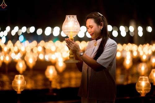 ภาพ No.290247:วันที่ 6 มกราคม พ.ศ. 2569 พิธีจุดประทีปถวายเป็นพุทธบูชา และบูชาธรรมมหาปูชนียาจารย์ (ภาพชุดที่ 2) ณ อนุสรณ์สถานมหาวิหารพระมงคลเทพมุนี (โลตัสแลนด์) อ.สองพี่น้อง จ.สุพรรณบุรี ในโครงการธรรมยาตรา กตัญญูบูชา มหาปูชนียาจารย์ พระมงคลเทพมุนี(สด จนฺทสโร) พระผู้ปรา