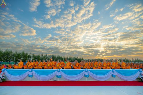 ภาพ No.302487:วันที่ 24 มกราคม พ.ศ. 2569 พิธีตักบาตรพระธรรมยาตรา ณ อนุสรณ์สถานลำดับที่ 5 สถานที่เผยแผ่วิชชาธรรมกายครั้งแรก อนุสรณ์สถานบางปลา วัดบางปลา อำเภอบางเลน จังหวัดนครปฐม ในโครงการธรรมยาตรา กตัญญูบูชา มหาปูชนียาจารย์ พระมงคลเทพมุนี(สด จนฺทสโร) พระผู้ปราบมาร อนุส