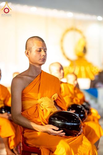 ภาพ No.215158:วันอาทิตย์ต้นเดือนที่ 6 เมษายน พ.ศ. 2568 พิธีตักบาตรข้าวสารอาหารแห้ง ณ บ้านแก้วเรือนทองคุณยาย สภาธรรมกายสากล วัดพระธรรมกาย