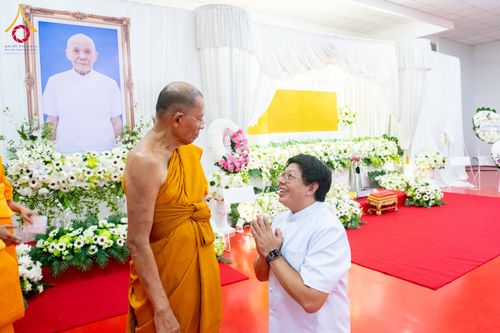 ภาพ No.314413:วันพฤหัสบดีที่ 19 มีนาคม พ.ศ. 2569 พิธีบำเพ็ญกุศล คุณพ่อณรงค์ จินตมากุล โยมบิดา พระครูปลัดรัตนวีรวัฒน์ (รังสฤษดิ์ อิทฺธิจินตโก) ที่ปรึกษาเจ้าคณะจังหวัดปทุมธานี เจ้าอาวาสวัดพระธรรมกาย  ณ ห้องปลูกศรัทธา 2 วัดพระธรรมกาย ปทุมธานี