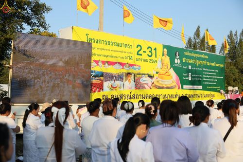 ภาพ No.291956:วันที่ 10 มกราคม พ.ศ. 2569 พิธีจุดประทีปถวายเป็นพุทธบูชา และบูชาธรรมมหาปูชนียาจารย์  ณ อนุสรณ์สถานคลองบางนางแท่น อ.สามพราน จ.นครปฐม ในโครงการธรรมยาตรา กตัญญูบูชา มหาปูชนียาจารย์ พระมงคลเทพมุนี(สด จนฺทสโร) พระผู้ปราบมาร อนุสรณ์สถาน 7 แห่ง ปีที่ 14