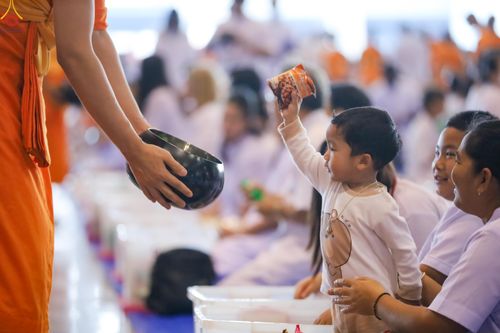 ภาพ No.311352:วันอาทิตย์ต้นเดือนที่ 1 มีนาคม พ.ศ.2569 พิธีตักบาตร และ พิธีบูชาข้าวพระ ณ สภาธรรมกายสากล วัดพระธรรมกาย