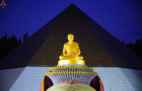 ภาพ No.289150:วันที่ 7 มกราคม พ.ศ. 2569 พิธีตักบาตรพระธรรมยาตรา ณ อนุสรณ์สถานลำดับที่ 1 สถานที่เกิดด้วยรูปกายเนื้อ อนุสรณ์สถานมหาวิหารพระมงคลเทพมุนี (โลตัสแลนด์) อ.สองพี่น้อง จ.สุพรรณบุรี ในโครงการธรรมยาตรา กตัญญูบูชา มหาปูชนียาจารย์ พระมงคลเทพมุนี(สด จนฺทสโร) พระผู้ป