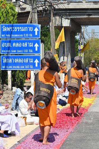 ภาพ No.304270:วันที่ 25 มกราคม พ.ศ. 2569 พิธีต้อนรับพระธรรมยาตรา  รร.สามัคคีราษฏร์บำรุง-วัดพระธรรมกาย ในโครงการธรรมยาตรา กตัญญูบูชา มหาปูชนียาจารย์ พระมงคลเทพมุนี(สด จนฺทสโร) พระผู้ปราบมาร อนุสรณ์สถาน 7 แห่ง ปีที่ 14