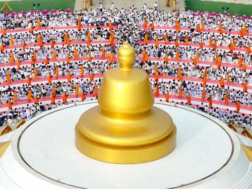 ภาพ No.302652:วันที่ 24 มกราคม พ.ศ. 2569 พิธีตักบาตรพระธรรมยาตรา(ภาพชุดที่ 2) ณ อนุสรณ์สถานลำดับที่ 5 สถานที่เผยแผ่วิชชาธรรมกายครั้งแรก อนุสรณ์สถานบางปลา วัดบางปลา อำเภอบางเลน จังหวัดนครปฐม ในโครงการธรรมยาตรา กตัญญูบูชา มหาปูชนียาจารย์ พระมงคลเทพมุนี(สด จนฺทสโร) พระผู
