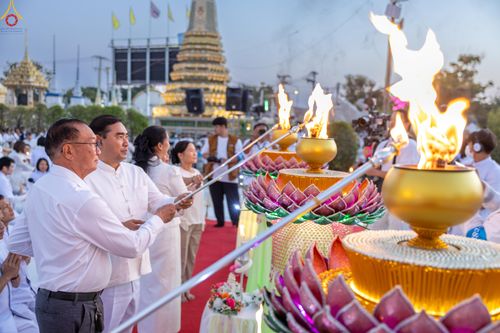 ภาพ No.294038:วันที่ 13 มกราคม พ.ศ. 2569 พิธีจุดประทีปถวายเป็นพุทธบูชา และบูชาธรรมมหาปูชนียาจารย์  (ภาพชุดที่ 2) ณ วัดสองพี่น้อง ต.ต้นตาล อ.สองพี่น้อง จ.สุพรรณบุรี ในโครงการธรรมยาตรา กตัญญูบูชา มหาปูชนียาจารย์ พระมงคลเทพมุนี(สด จนฺทสโร) พระผู้ปราบมาร อนุสรณ์สถาน 7 แห่