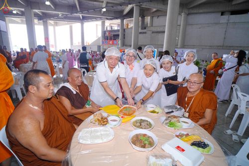 ภาพ No.325872:วันที่ 22 เมษายน พ.ศ.2569(วันคุ้มครองโลก) งานถวายมหาสังฆทาน 40,000 กว่าวัดทั่วประเทศ เจ้าหน้าที่ สาธุชน ร่วมใจจัดเตรียมภัตตาหารเพล (ชุด 2)