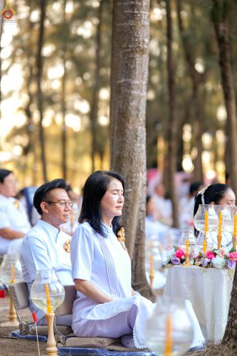 ภาพ No.290024:วันที่ 6 มกราคม พ.ศ. 2569 พิธีจุดประทีปถวายเป็นพุทธบูชา และบูชาธรรมมหาปูชนียาจารย์ (ภาพชุดที่ 2) ณ อนุสรณ์สถานมหาวิหารพระมงคลเทพมุนี (โลตัสแลนด์) อ.สองพี่น้อง จ.สุพรรณบุรี ในโครงการธรรมยาตรา กตัญญูบูชา มหาปูชนียาจารย์ พระมงคลเทพมุนี(สด จนฺทสโร) พระผู้ปรา