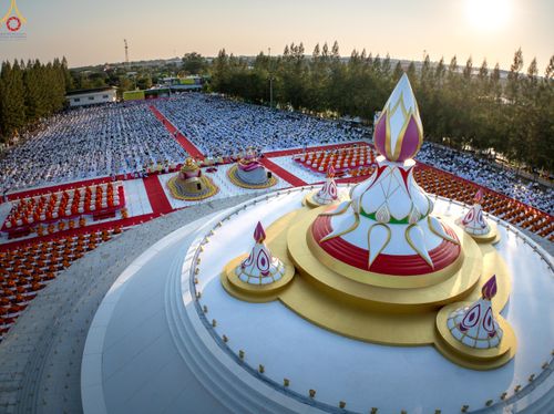 ภาพ No.292009:วันที่ 10 มกราคม พ.ศ. 2569 พิธีจุดประทีปถวายเป็นพุทธบูชา และบูชาธรรมมหาปูชนียาจารย์  ณ อนุสรณ์สถานคลองบางนางแท่น อ.สามพราน จ.นครปฐม ในโครงการธรรมยาตรา กตัญญูบูชา มหาปูชนียาจารย์ พระมงคลเทพมุนี(สด จนฺทสโร) พระผู้ปราบมาร อนุสรณ์สถาน 7 แห่ง ปีที่ 14