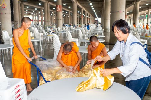 ภาพ No.322326:วันที่ 15 เมษายน พ.ศ.2569 การเตรียมงาน เช็ดโต๊ะ เก้าอี้ ปูผ้าโต๊ะฉัน เพื่องานถวายมหาสังฆทาน 40,000 กว่าวัดทั่วประเทศ วันคุ้มครองโลก 22 เมษายน พ.ศ.2569 วัดพระธรรมกาย