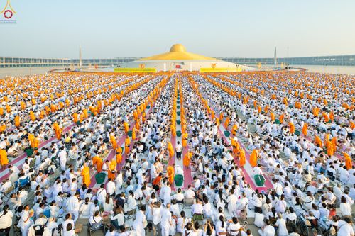 ภาพ No.279888:วันที่ 1 มกราคม พ.ศ.2569 พิธีตักบาตรในวันขึ้นปีใหม่ ณ ลานธรรม วัดพระธรรมกาย