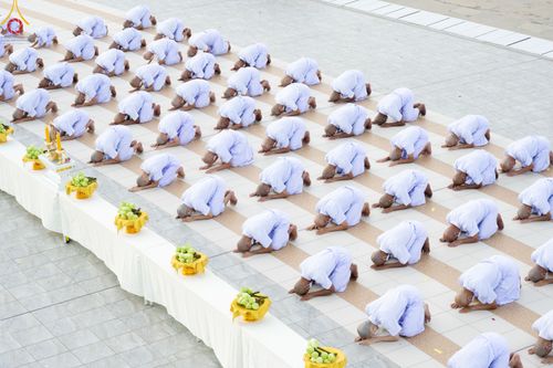 ภาพ No.84102:พิธีเวียนประทักษิณ พิธีวันทาเจดีย์ พิธีขอขมา และมอบผ้าไตร  ในโครงการบรรพชาอุปสมบทหมู่ธรรมทายาทรุ่นเข้าพรรษา และโครงการบรรพชาสามเณรโรงเรียนนานาชาติ รุ่นที่12 ในวันเสาร์ที่ 22 กรกฎาคม พ.ศ. 2566