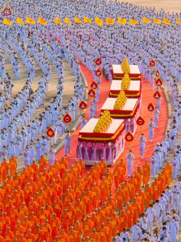 ภาพ No.79130:พิธีอัญเชิญองค์พระบรมพุทธเจ้า 24 องค์ เวียนประทักษิณรอบพระมหาธรรมกายเจดีย์ ณ วัดพระธรรมกาย  วันที่ 2 เมษายน พ.ศ. 2566