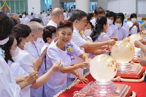 ภาพ No.86456:วันธรรมชัย ปีที่ 55 พิธีทอดผ้าป่ากฐินสมทบครั้งที่1, พิธีเจริญพุทธมนต์ ลูกนิมิตมหาสมบัติฯ พิธีจุดประทีป,พิธีฉลองชัยสวดมนต์บทธัมมจักกัปปวัตนสูตร วันอาทิตย์ที่ 27 สิงหาคม พ.ศ.2566 ณ สภาธรรมกายสากล / มหารัตนวิหารคด วัดพระธรรมกาย