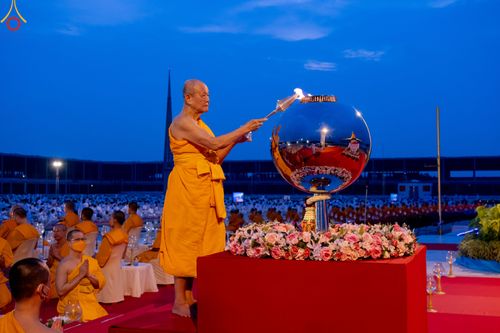 ภาพ No.90235:พิธีจุดประทีป 20,000 ดวง บูชาพระมหาธรรมกายเจดีย์ และบูชาพระมงคลเทพมุนี(สด จนฺทสโร) พระผู้ปราบมาร วันอังคารที่ 10 ตุลาคม พ.ศ. 2566 ณ ลานธรรมพระมหาธรรมกายเจดีย์ วัดพระธรรมกาย จ.ปทุมธานี