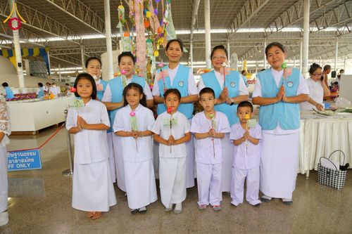 ภาพ No.215249:วันอาทิตย์ต้นเดือนที่ 6 เมษายน พ.ศ. 2568 พิธีตักบาตรข้าวสารอาหารแห้ง ณ บ้านแก้วเรือนทองคุณยาย สภาธรรมกายสากล วัดพระธรรมกาย