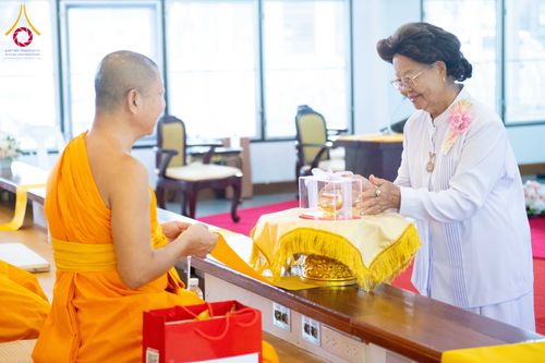 ภาพ No.278490:วันพุธที่ 10 ธันวาคม พ.ศ.2568  พิธีทอดผ้าป่าเพื่อสนับสนุนโครงการตักบาตรพระ 10,000 รูป เมืองกาญจนบุรี ณ อาคารปลูกศรัทธา วัดพระธรรมกาย