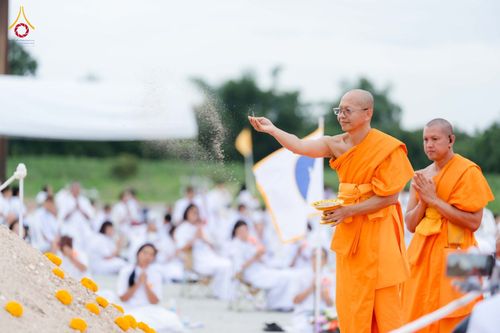 ภาพ No.346541:วันอาทิตย์ที่ 30 สิงหาคม พ.ศ.2569 พิธีทอดผ้าป่า สวดธรรมจักรกัปปวัตนสูตรกลั่นแผ่นดินโปรยรัตนชาติ  สถาปนาองค์พระเจดีย์เพื่อสร้างสันติภาพโลก  ณ ศูนย์ปฏิบัติธรรมพนมสารคาม (เพชรตะวัน) จังหวัดฉะเชิงเทรา