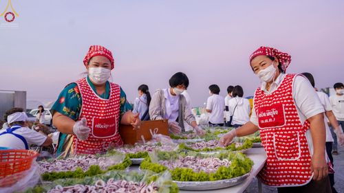ภาพ No.73899:พิธีถวายภัตตาหารเป็นสังฆทาน แด่คณะพระธรรมยาตราฯ ในโครงการธรรมยาตรากตัญญูบูชา มหาปูชนียาจารย์ พระมงคลเทพมุนี(สด จนฺทสโร) พระผู้ปราบมาร อนุสรณ์สถาน 7 แห่ง ปีที่ 11 วันที่ 23 มกราคม พ.ศ. 2566
