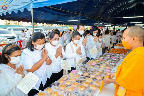 ภาพ No.74642:พิธีถวายภัตตาหารเป็นสังฆทาน แด่คณะพระธรรมยาตราฯ ในโครงการธรรมยาตรากตัญญูบูชา มหาปูชนียาจารย์ พระมงคลเทพมุนี(สด จนฺทสโร) พระผู้ปราบมาร อนุสรณ์สถาน 7 แห่ง ปีที่ 11 วันที่ 28 มกราคม พ.ศ. 2566