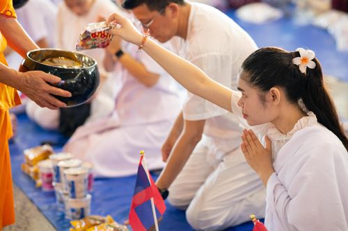 ภาพ No.327949:วันที่ 3 พฤษภาคม พ.ศ.2569 พิธีตักบาตร ข้าวสารอาหารแห้ง ณ บ้านแก้วเรือนทองคุณยายอาจารย์ฯ วัดพระธรรมกาย