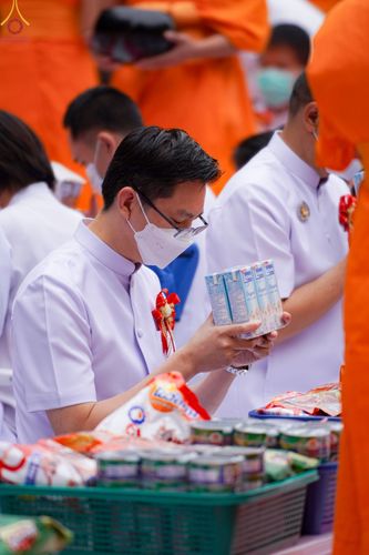 ภาพ No.69715:พิธีตักบาตรพระธรรมยาตราฯ ในโครงการธรรมยาตรากตัญญูบูชา มหาปูชนียาจารย์ พระมงคลเทพมุนี(สด จนฺทสโร) พระผู้ปราบมาร ปีที่ 11 ณ อนุสรณ์สถานลำดับที่ 1 สถานที่เกิดด้วยรูปกายเนื้อ อนุสรณ์สถานมหาวิหารพระมงคลเทพมุนี อ.สองพี่น้อง จ.สุพรรณบุรี