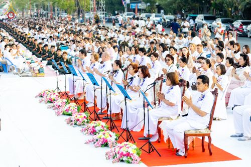 ภาพ No.318037:วันเสาร์ที่ 4 เมษายน พ.ศ. 2569 งานทำบุญเมืองใจกลางอยุธยา  ตักบาตรพระ 1,109 รูป ณ ถนนชีกุน หน้าวัดมหาธาตุ และวัดราชบูรณะ