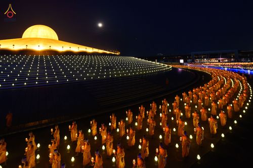 ภาพ No.81809:พิธีจุดวิสาขประทีปและเวียนประทักษิณ เนื่องในวันวิสาขบูชา วันเสาร์ที่ 3 มิถุนายน 2566 ณ ลานธรรมพระมหาธรรมกายเจดีย์ วัดพระธรรมกาย จ.ปทุมธานี