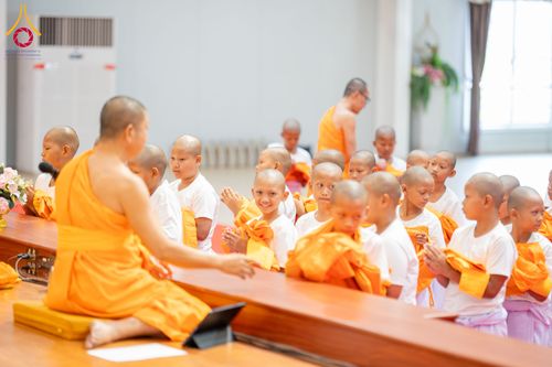 ภาพ No.318696:วันที่ 29 มีนาคม พ.ศ. 2569 พิธีเวียนประทักษิณ มอบผ้าไตร บรรพชาสามเณร  ณ ศูนย์อบรมเยาวชนกาญบุรี