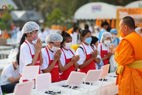 ภาพ No.71812:พิธีถวายภัตตาหารเป็นสังฆทาน แด่คณะพระธรรมยาตราฯ ในโครงการธรรมยาตรากตัญญูบูชา มหาปูชนียาจารย์ พระมงคลเทพมุนี(สด จนฺทสโร) พระผู้ปราบมาร อนุสรณ์สถาน 7 แห่ง ปีที่ 11 วันที่ 17 มกราคม พ.ศ. 2566