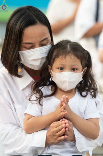 ภาพ No.73423:พิธีจุดประทีปถวายเป็นพุทธบูชา และบูชาธรรมมหาปูชนียาจารย์ ในโครงการธรรมยาตรากตัญญูบูชา มหาปูชนียาจารย์ พระมงคลเทพมุนี(สด จนฺทสโร) พระผู้ปราบมาร ปีที่ 11 ณ อนุสรณ์สถานลำดับที่ 4 สถานที่เกิดด้วยกายธรรม วัดโบสถ์ (บน) บางคูเวียง อ.บางกรวย จ.นนทบุรี วันที่ 21 