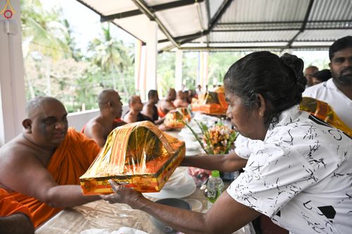 ภาพ No.278694:วันที่ 30 ตุลาคม พ.ศ.2568 กฐินสมทบต่างประเทศ โดยคณะศิษยานุศิษย์ บูชาธรรม 81 ปี หลวงพ่อธัมมชโย ณ วัดศรีสุดาสนะ รังกุต วิหาร ประเทศศรีลังกา