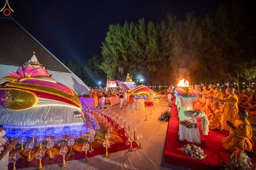 ภาพ No.69483:พิธีจุดประทีปถวายเป็นพุทธบูชา และบูชาธรรมมหาปูชนียาจารย์ ในโครงการธรรมยาตรากตัญญูบูชา มหาปูชนียาจารย์ พระมงคลเทพมุนี(สด จนฺทสโร) พระผู้ปราบมาร ปีที่ 11 ณ อนุสรณ์สถานมหาวิหารพระมงคลเทพมุนี อ.สองพี่น้อง จ.สุพรรณบุรี