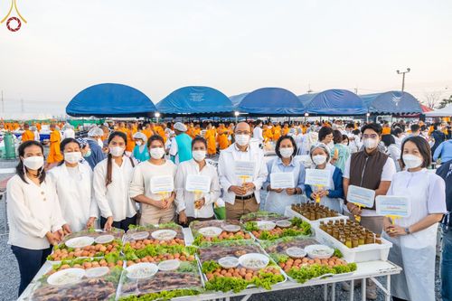 ภาพ No.74420:พิธีถวายภัตตาหารเป็นสังฆทาน แด่คณะพระธรรมยาตราฯ ในโครงการธรรมยาตรากตัญญูบูชา มหาปูชนียาจารย์ พระมงคลเทพมุนี(สด จนฺทสโร) พระผู้ปราบมาร อนุสรณ์สถาน 7 แห่ง ปีที่ 11 วันที่ 26 มกราคม พ.ศ. 2566