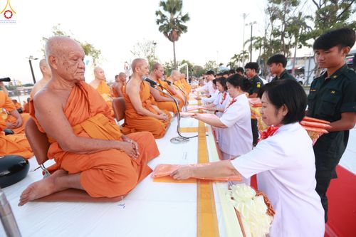 ภาพ No.284187:วันเสาร์ที่ 20 ธันวาคม พ.ศ.2568  พิธีตักบาตรพระ 10,000 รูป เนื่องในโอกาส 194 ปี จังหวัดกาญจนบุรี และอุทิศส่วนกุศลให้แด่บรรพชนทั้งหลาย บริเวณถนนสองแคว (Skywalk) เมืองกาญจนบุรี