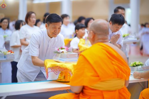 ภาพ No.329079:วันอาทิตย์ที่ 17 พฤษภาคม พ.ศ.2569 พิธีร่วมบุญการศึกษาพระภิกษุสามเณร (หนังสือบาลี นักธรรม ทางก้าวหน้า World-Pec) ณ ห้องแก้วสารพัดนึก 2 วัดพระธรรมกาย