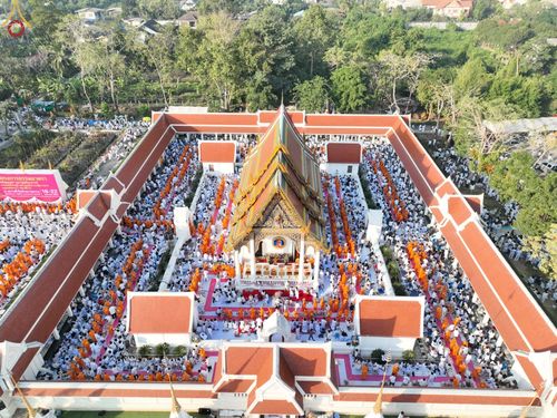 ภาพ No.73585:พิธีตักบาตรพระธรรมยาตราฯ ในโครงการธรรมยาตรากตัญญูบูชา มหาปูชนียาจารย์ พระมงคลเทพมุนี(สด จนฺทสโร) พระผู้ปราบมาร ปีที่ 11 ณ อนุสรณ์สถานลำดับที่ 4 สถานที่เกิดด้วยกายธรรม วัดโบสถ์ (บน) บางคูเวียง อ.บางกรวย จ.นนทบุรี วันที่ 22 มกราคม พ.ศ. 2566