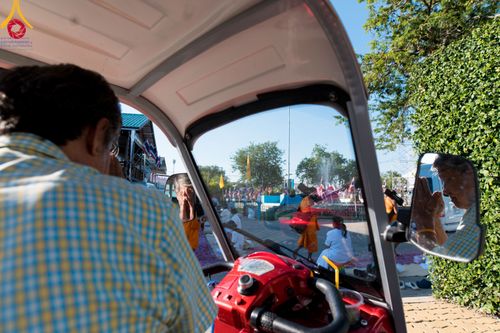ภาพ No.106222:พิธีต้อนรับพระธรรมยาตรา ชุด 2 ในโครงการธรรมยาตรากตัญญูบูชา มหาปูชนียาจารย์  พระมงคลเทพมุนี(สด จนฺทสโร) พระผู้ปราบมาร  อนุสรณ์สถาน 7 แห่ง ปีที่ 12  วันที่ 3 มกราคม พ.ศ. 2567  ณ อนุสรณ์สถานโลตัสแลนด์ จ.สุพรรณบุรี