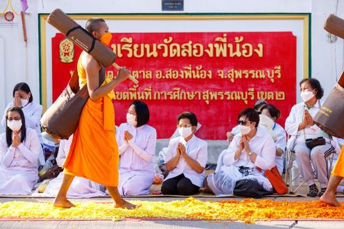 ภาพ No.70710:พิธีต้อนรับพระธรรมยาตรา ในโครงการธรรมยาตรากตัญญูบูชา มหาปูชนียาจารย์ พระมงคลเทพมุนี(สด จนฺทสโร) พระผู้ปราบมาร อนุสรณ์สถาน 7 แห่ง ปีที่ 11 วันที่ 14 มกราคม พ.ศ. 2566 ณ อนุสรณ์สถานลำดับที่ 3 สถานที่เกิดในเพศสมณะ วัดสองพี่น้อง อ.สองพี่น้อง จ.สุพรรณบุรี